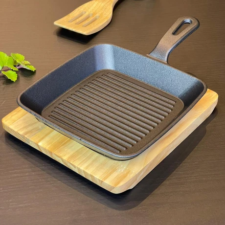 Mini Sarten Hierro Fundido C/Base Madera 20cm x 20cm Mini Sarten Hierro Fundido C/Base Madera 20cm x 20cm