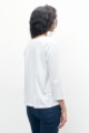 Remera con bordado floral blanco