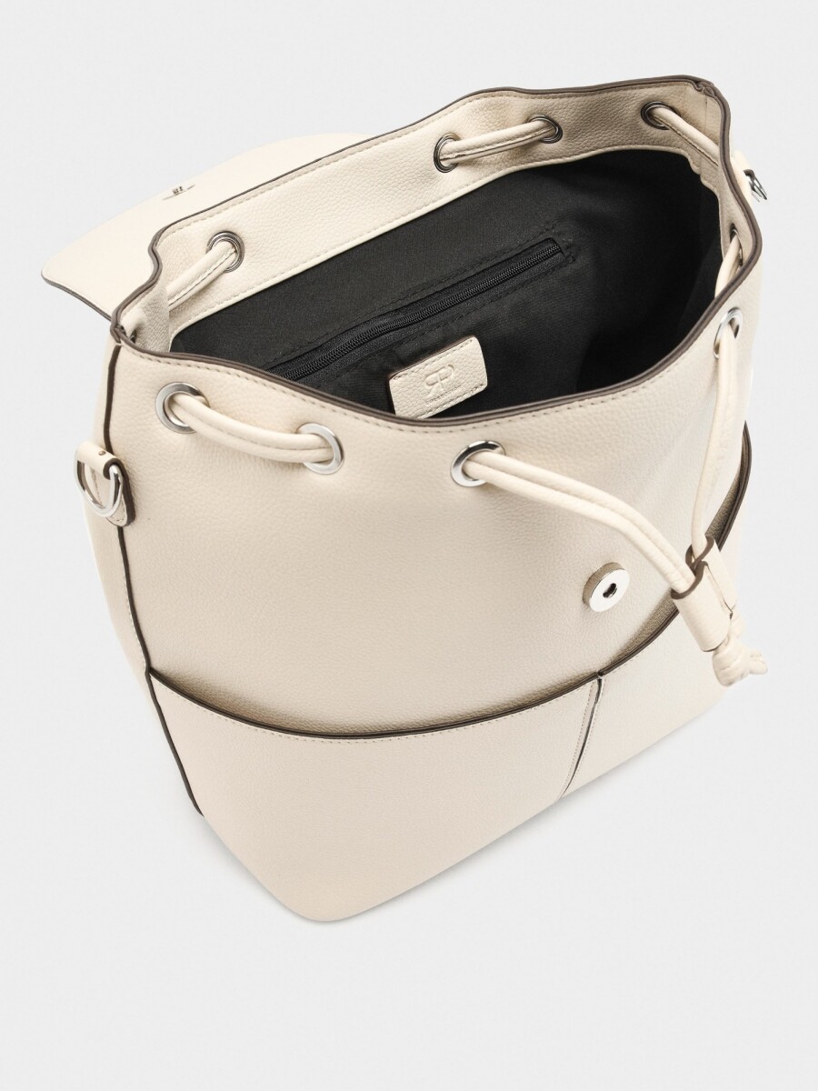 Mochila Con Textura Y Solapa crudo