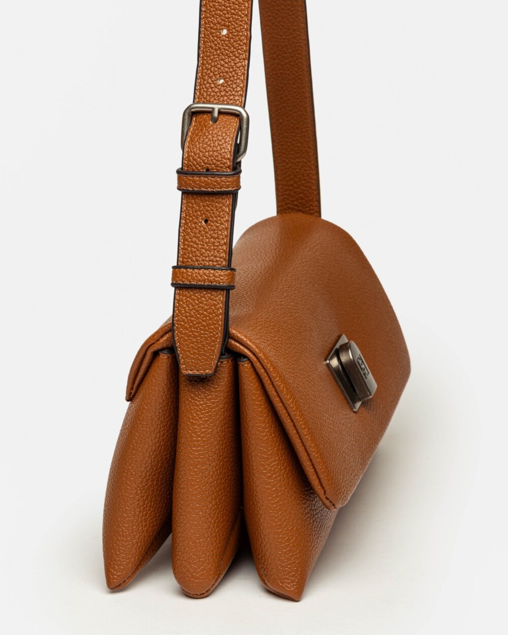 Cartera al hombro Leisure en efecto cuero graneado Cuoio