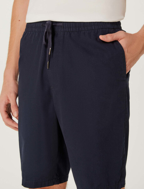 BERMUDA BÁSICA CON CORDÓN AZUL