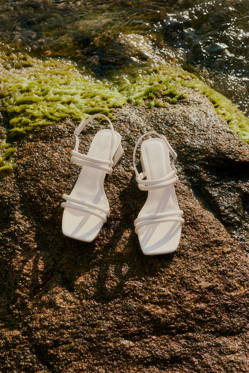 Sandalia de tiras con taco medio crudo