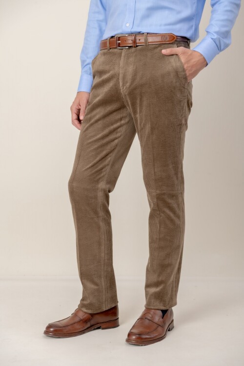 Pantalón Corduroy classic fit Tostado