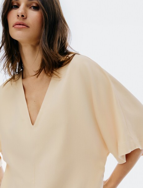 BLUSA CON ESCOTE EN V BEIGE