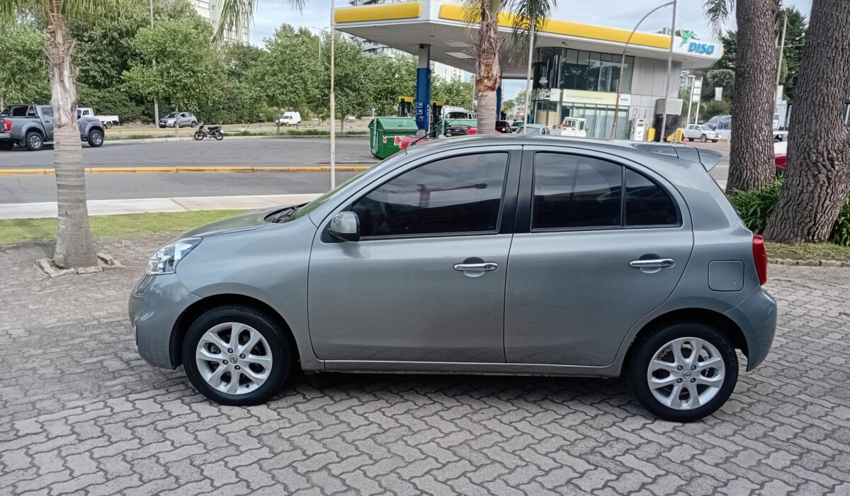 Nissan March Extra Full 1.6 - 2015 Nissan March Extra Full 1.6 - 2015