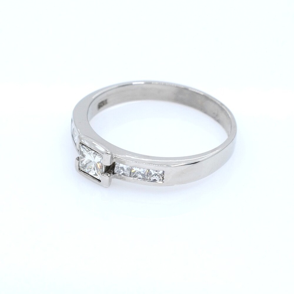 Anillo en oro 18k blanco y brillantes corte princesa Anillo en oro 18k blanco y brillantes corte princesa