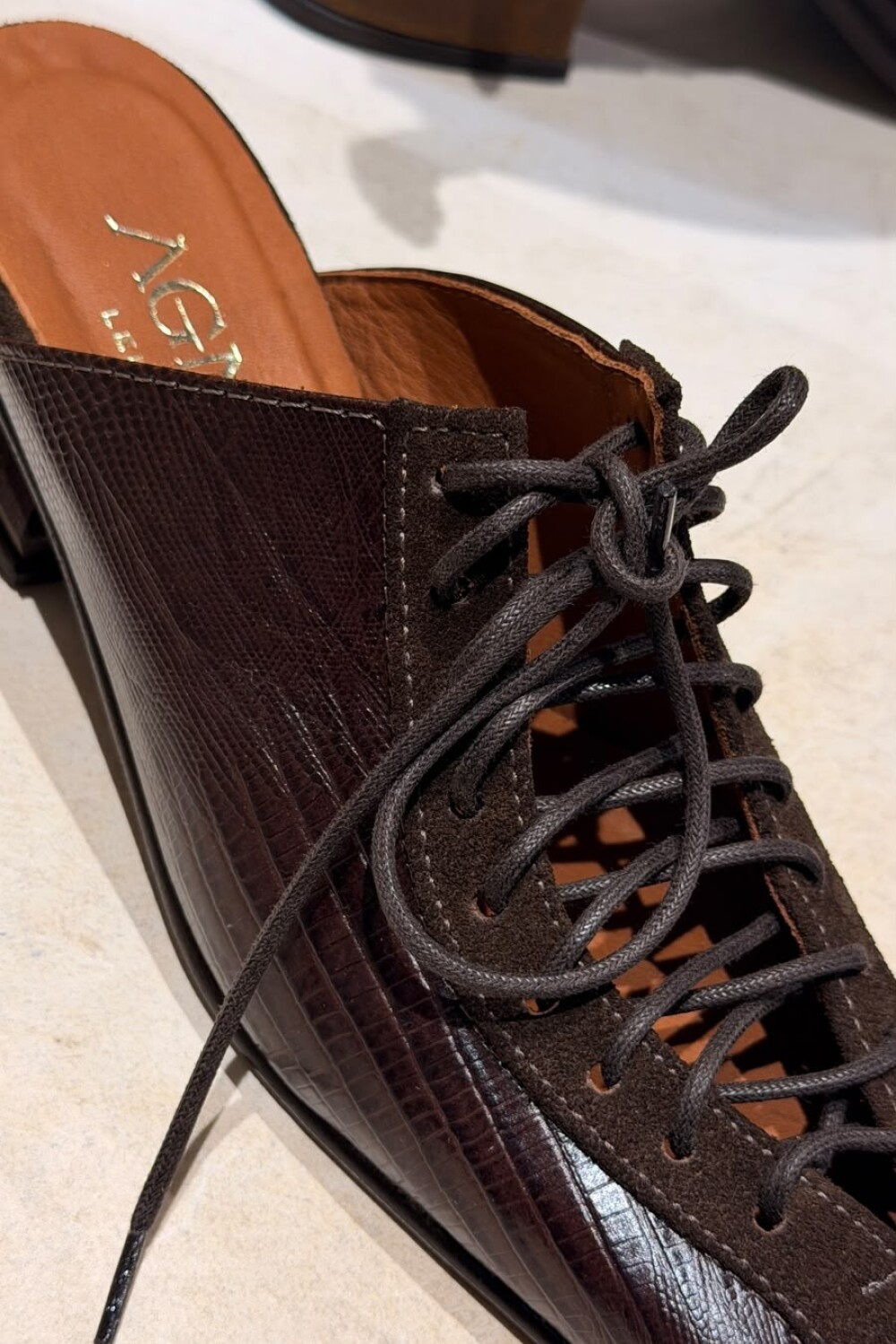 Escultura Shoes Chocolate