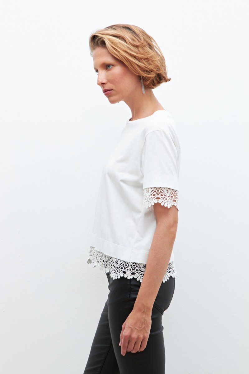 Remera con broderie crudo