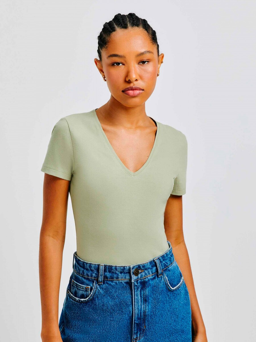 CAMISETA BÁSICA MANGA CORTA CUELLO EN V - VERDE CLARO 