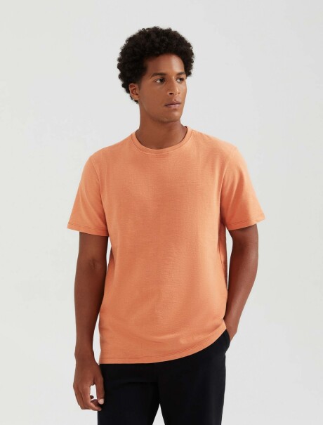 CAMISETA COMFORT EN TELA FLAMÉ NARANJA