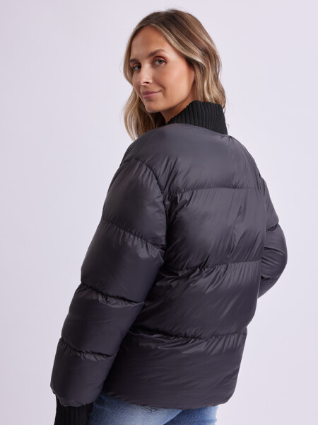 Campera de abrigo cuello en V Negro