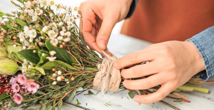 ENTRE FLORES Y MUJERES