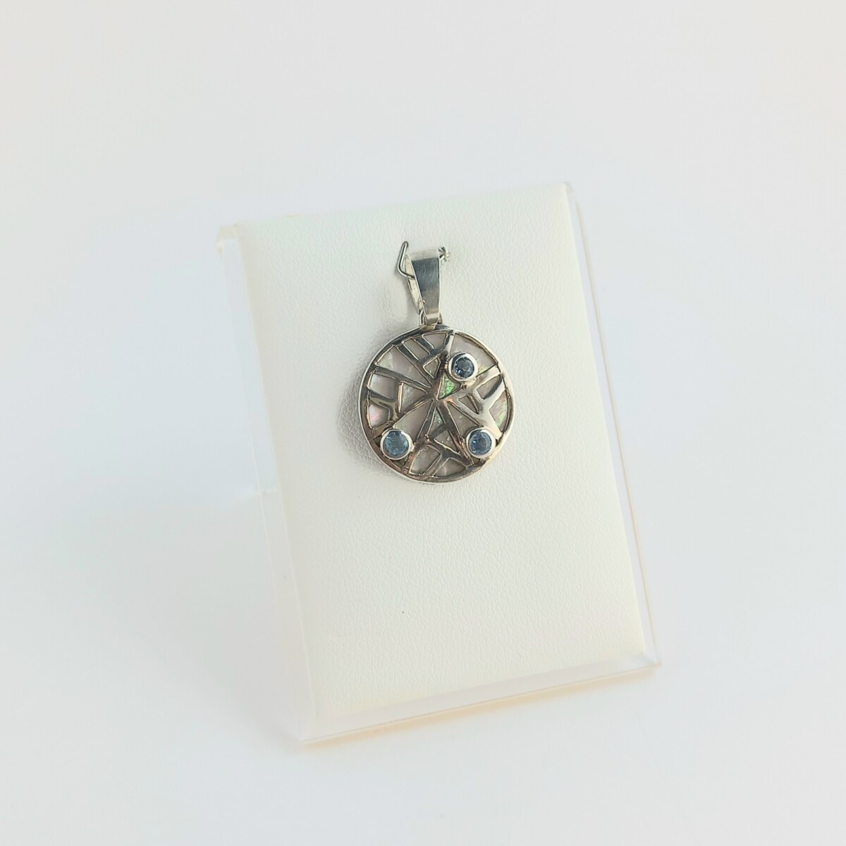 Dije de plata 925 con nacar y circonias. 