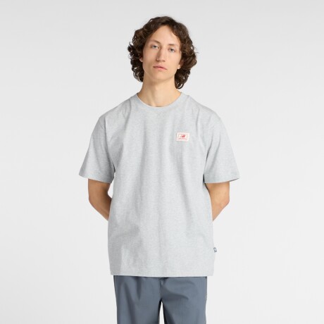 Remera New Balance de Hombre -Woven Label T-Shirt- MT53928AG GREY