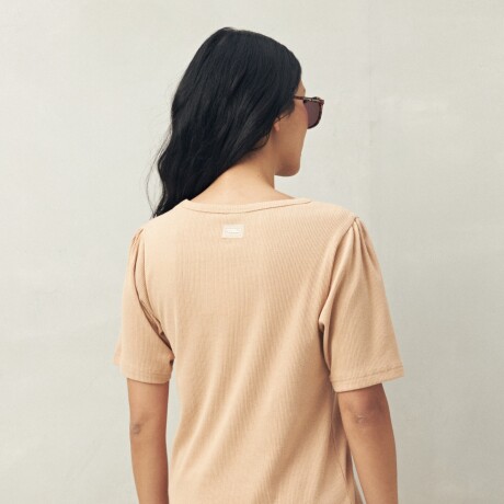REMERA CARLO Caramelo
