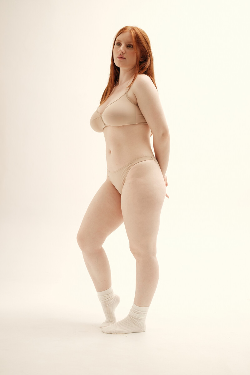 Pantie Vera ECO – Costados angostos que estilizan tu figura y acompañan tus días Tostado