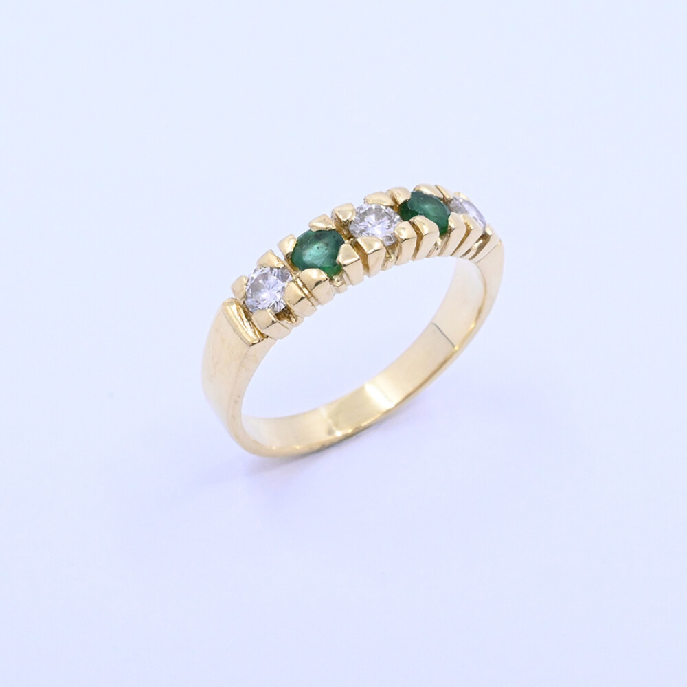 Anillo medio sin fin oro 18k amarillo con brillantes y esmeraldas engarce 4 puntas. Anillo medio sin fin oro 18k amarillo con brillantes y esmeraldas engarce 4 puntas.