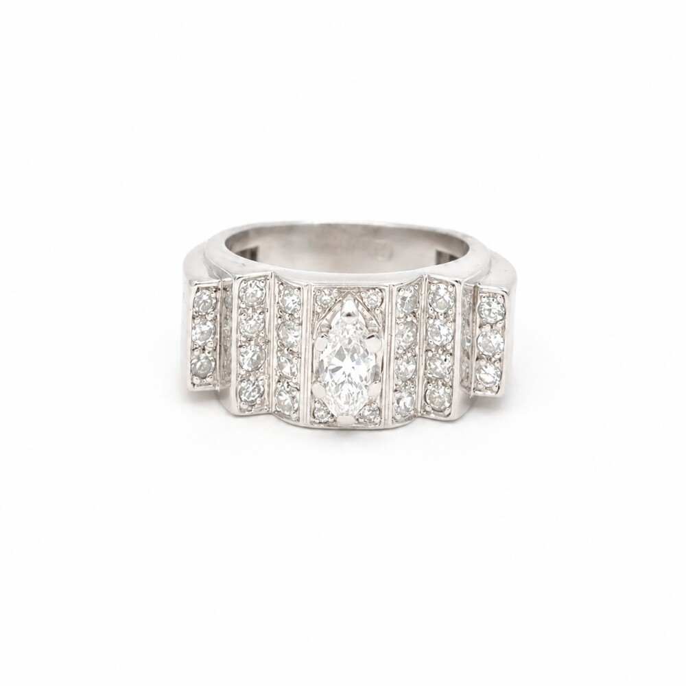 Anillo En Platino Con Importante Brillante Central Navette Anillo En Platino Con Importante Brillante Central Navette