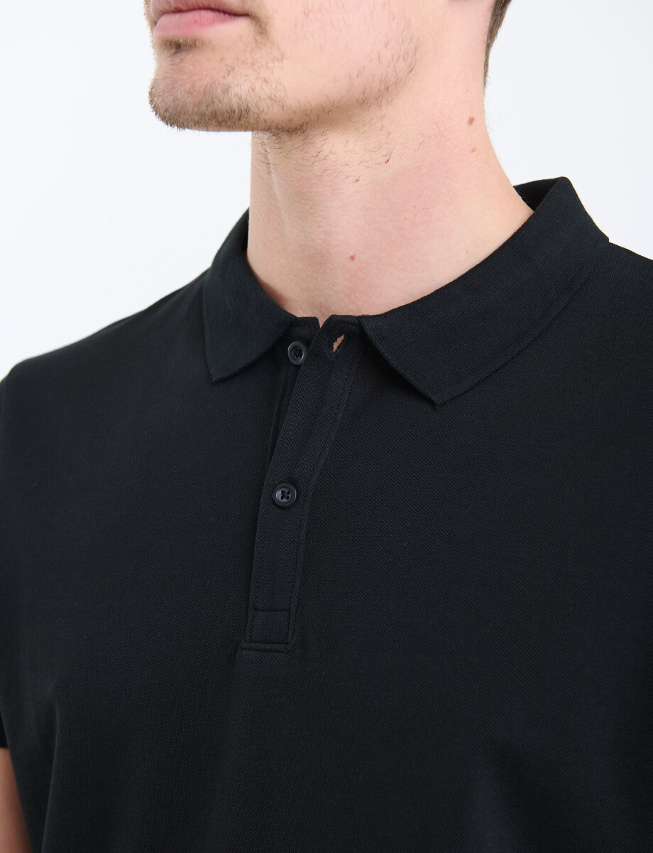 520694 REMERA FERAUD Negro