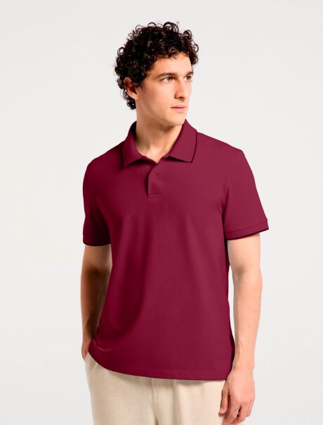 CAMISETA BÁSICA CON CUELLO BORDEAUX