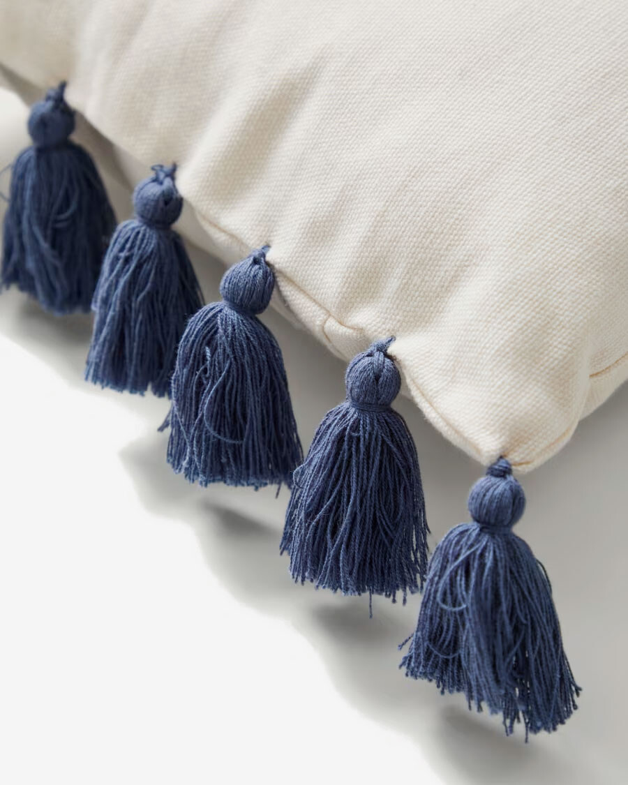 Almohadón Tandani de algodón beige con elefante bordado azul 30 x 50 cm Almohadón Tandani de algodón beige con elefante bordado azul 30 x 50 cm