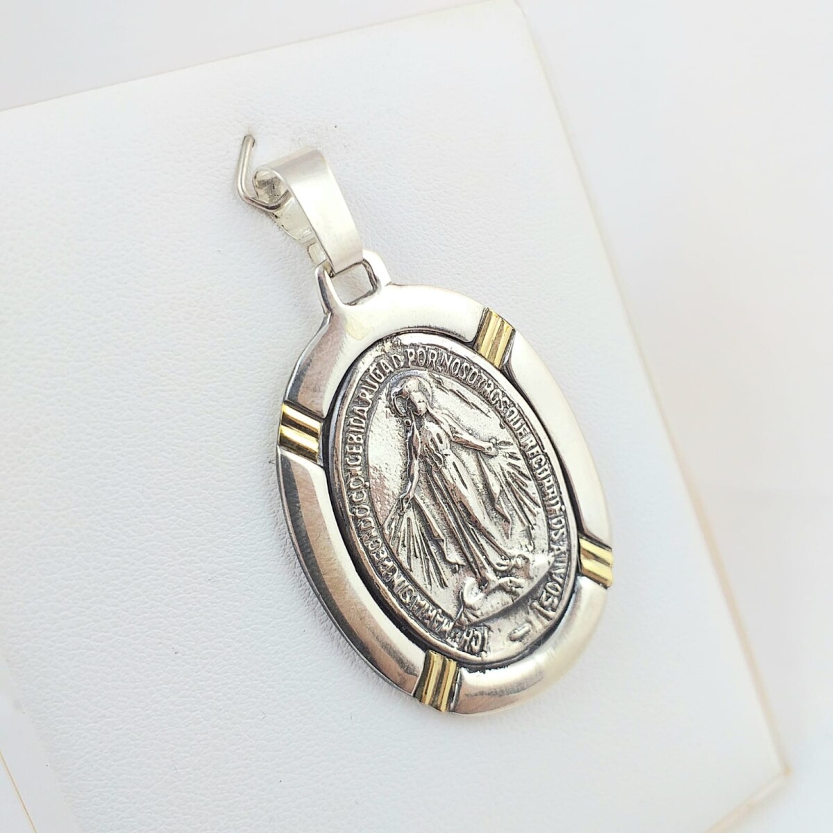 Medalla religiosa de plata 925 con detalles de double en oro 18Ktes, Virgen Milagrosa, diámetro 40mm*30mm. 
