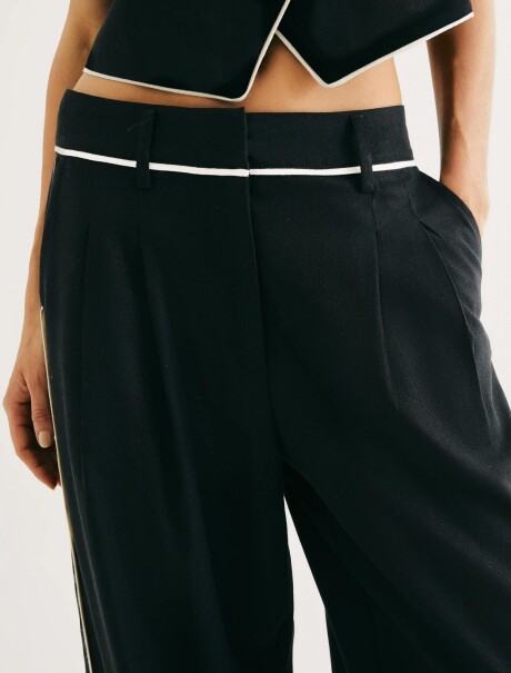 PANTALÓN RECTO CON BOLSILLOS NEGRO