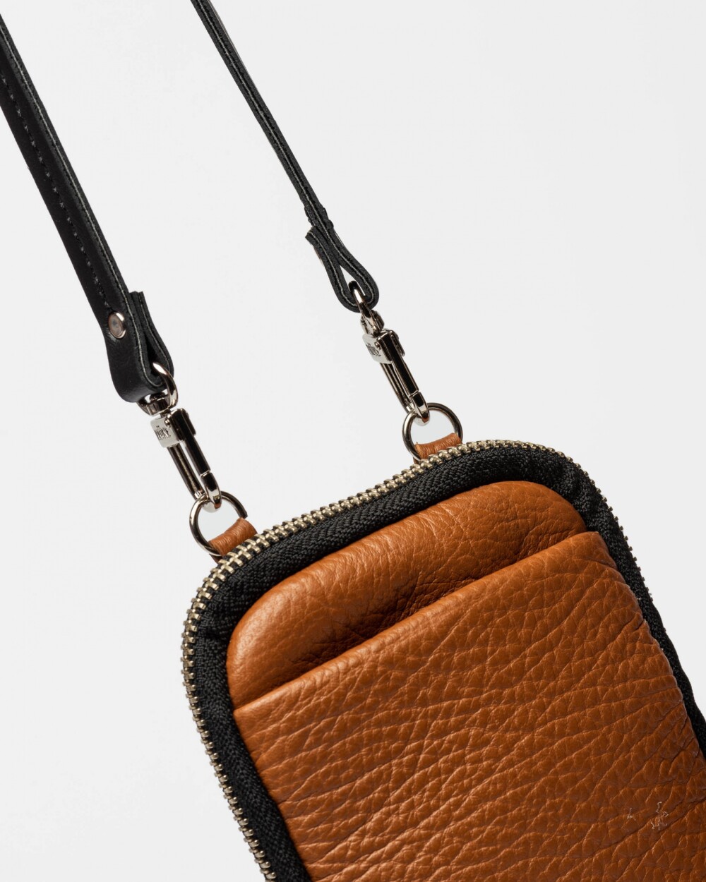 Porta Celular Pia En Cuero Graneado Marron