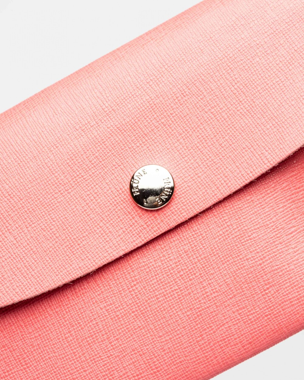 Sobre Santina en cuero grabado saffiano Salmon