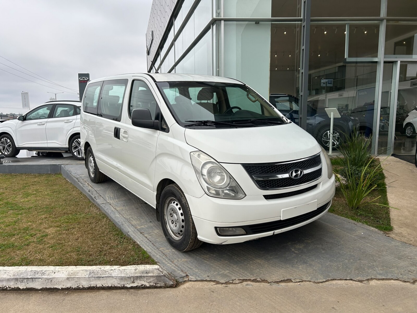 Hyundai H1 MiniBus 12 Plz GLS Diesel - 2014 