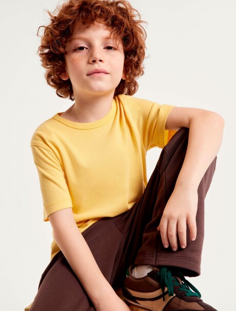 CAMISETA BÁSICA UNISSEX REGULAR AMARILLO