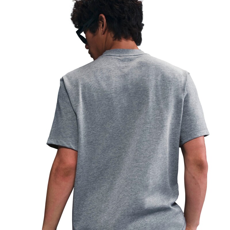 Remera Nike Club de Hombre Gris