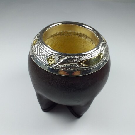 Mate tipo porongo forrado en cuero con virola de plata y oro. Mate tipo porongo forrado en cuero con virola de plata y oro.