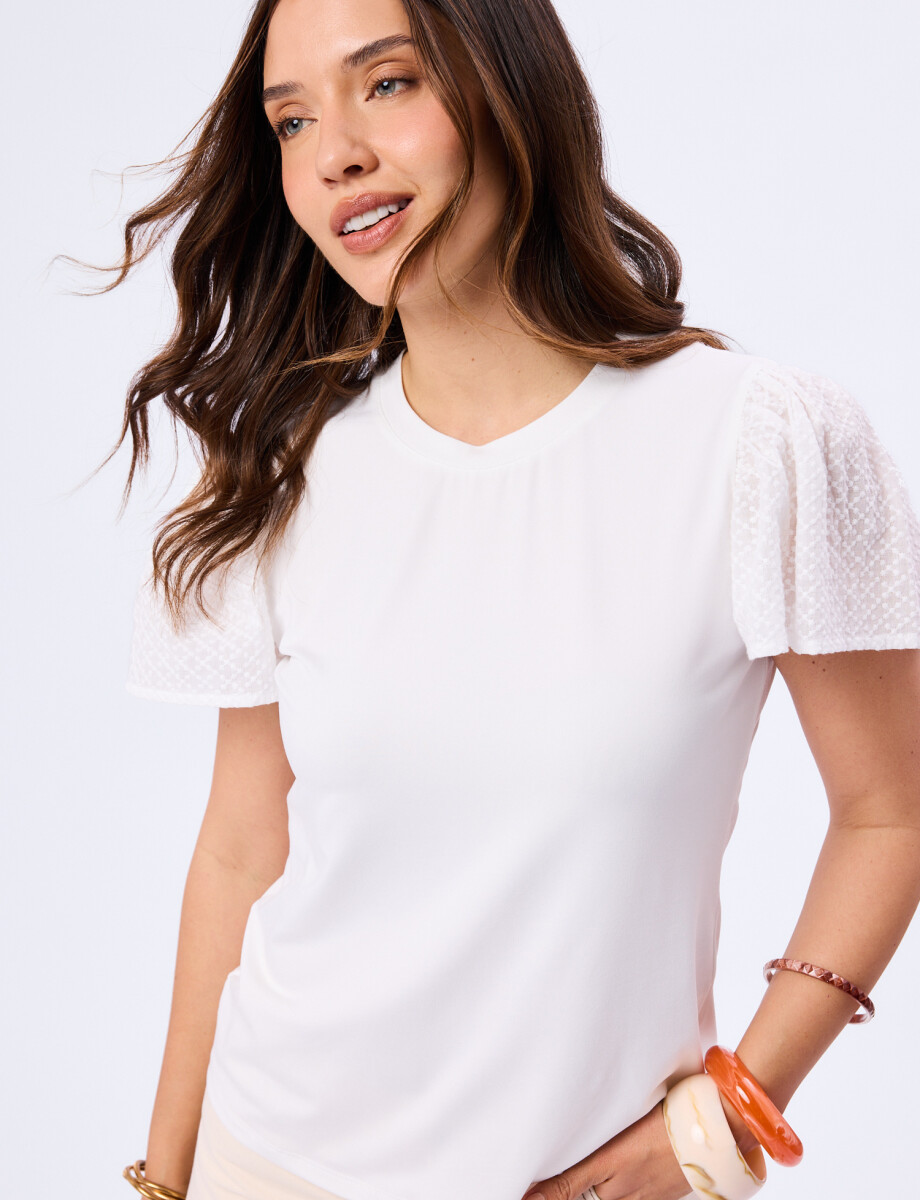 T-shirt mangas bordadas T-shirt mangas bordadas