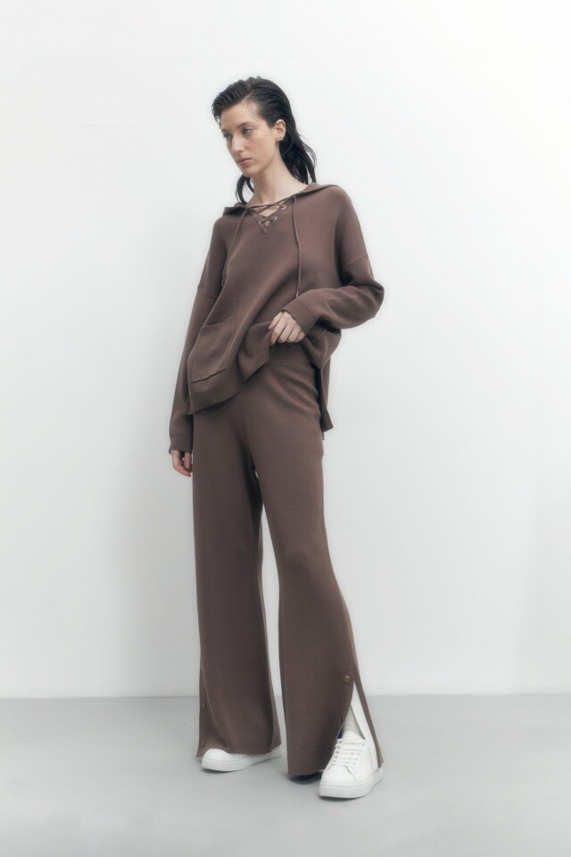Pantalón tejido con tajos laterales chocolate melange