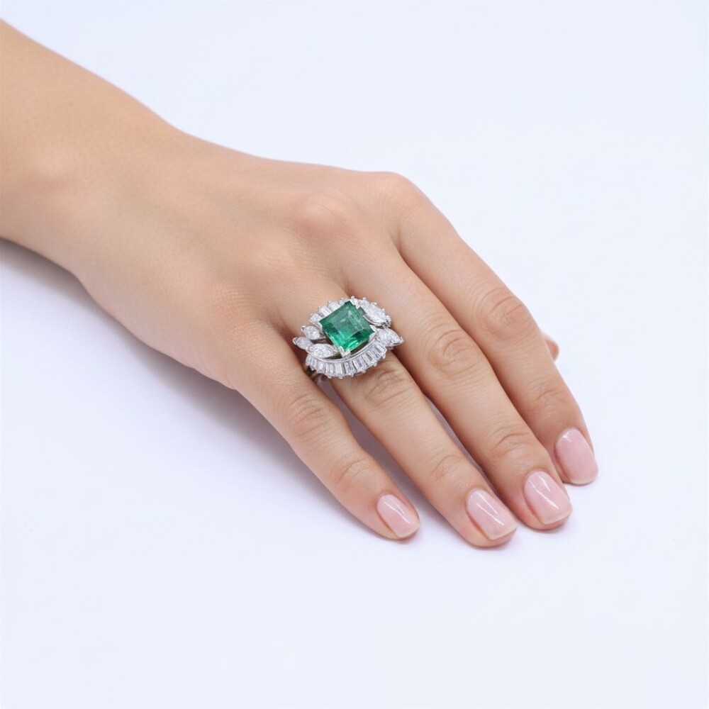 Anillo oro 18 k con esmeralda central brillantes navette y baguette. Anillo oro 18 k con esmeralda central brillantes navette y baguette.