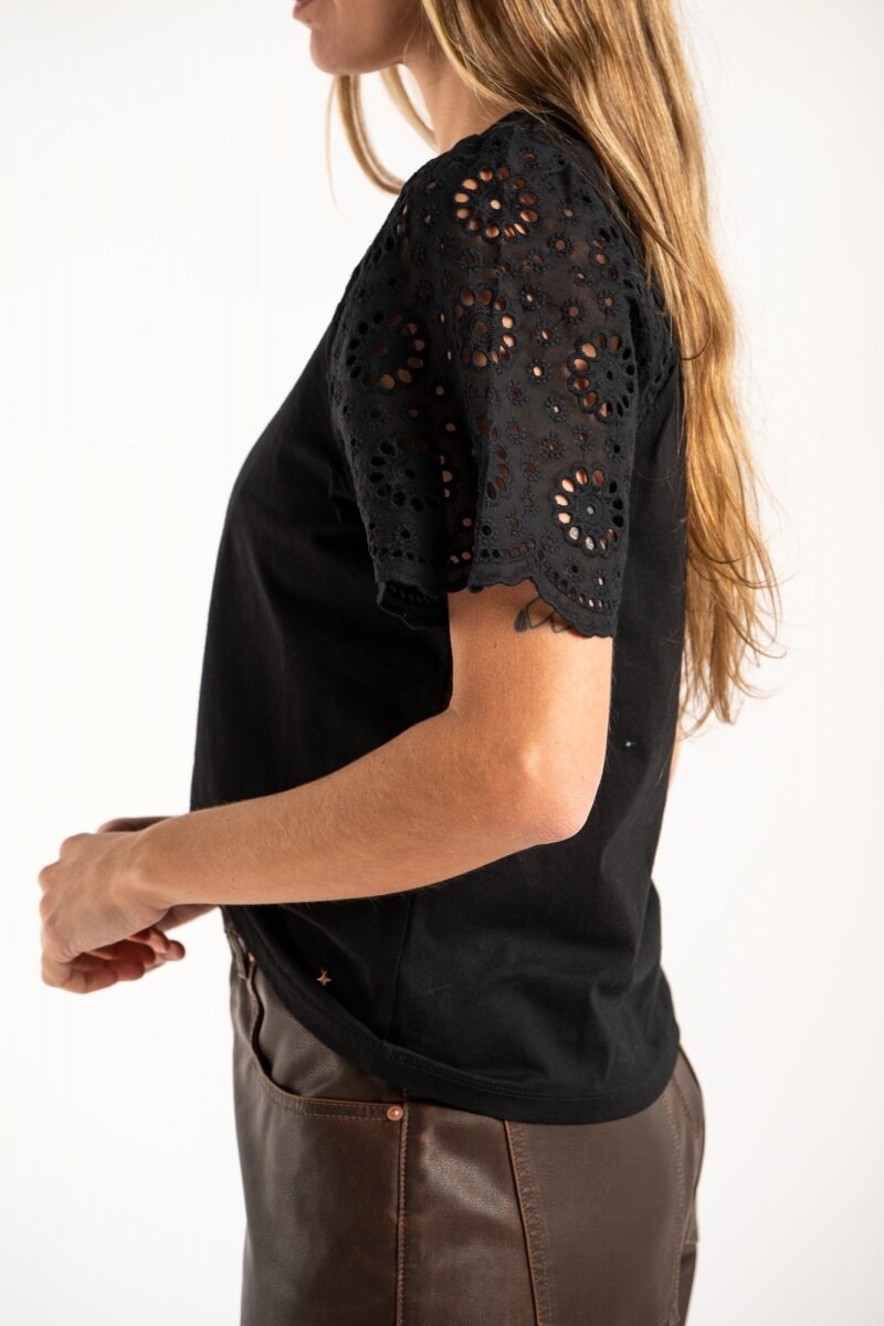 Remera Algodón Peinado Y Calados Negro