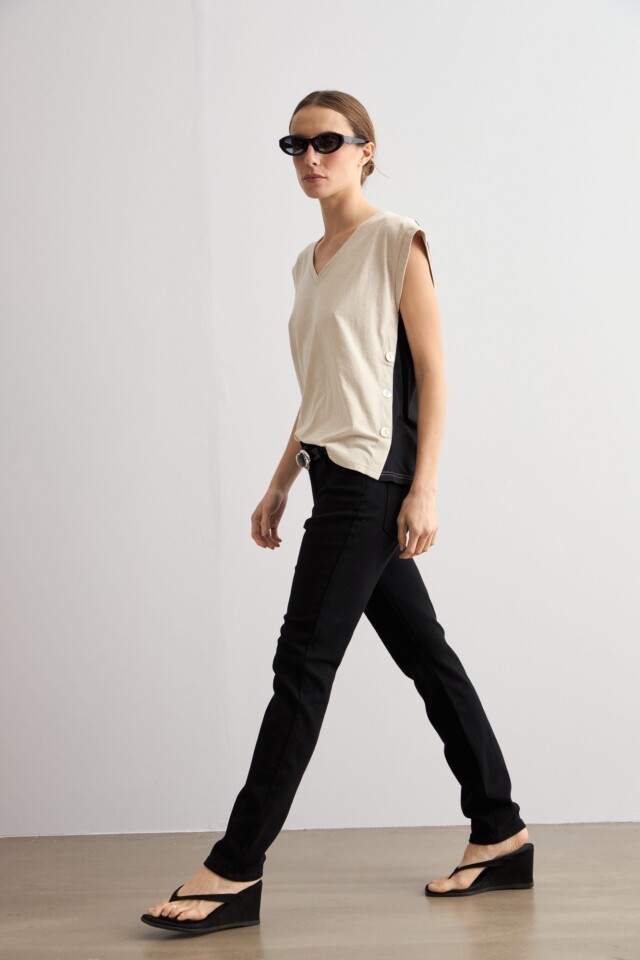 Remera bicolor con botones beige melange