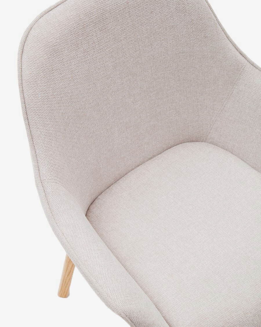 Silla Aleli de chenilla beige y patas de madera maciza de fresno con acabado natural