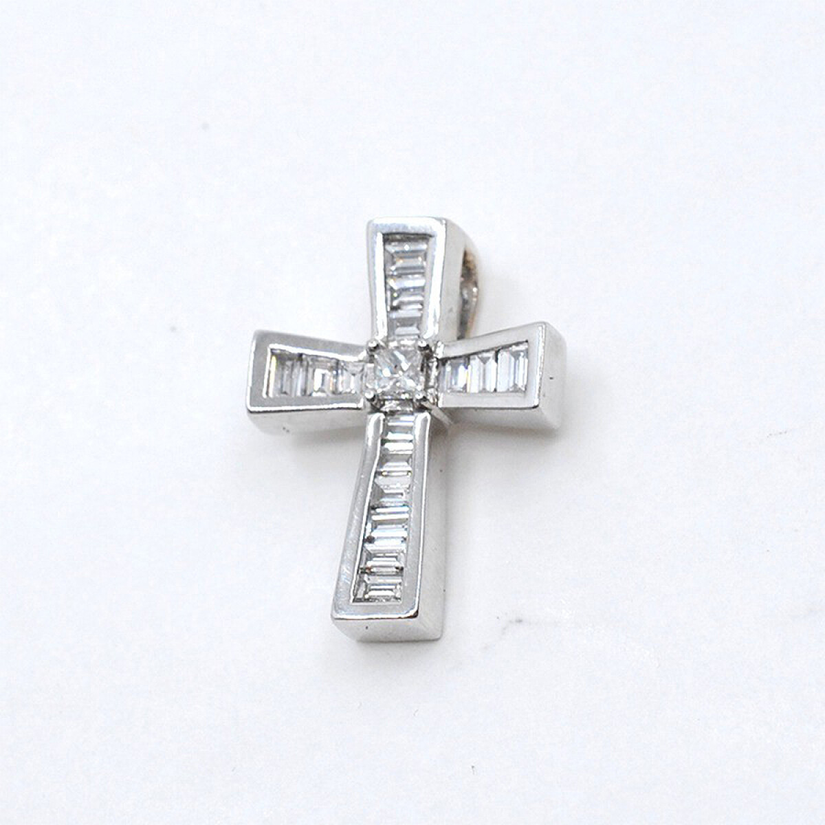 Cruz En Oro Blanco 18K Y Brillantes 