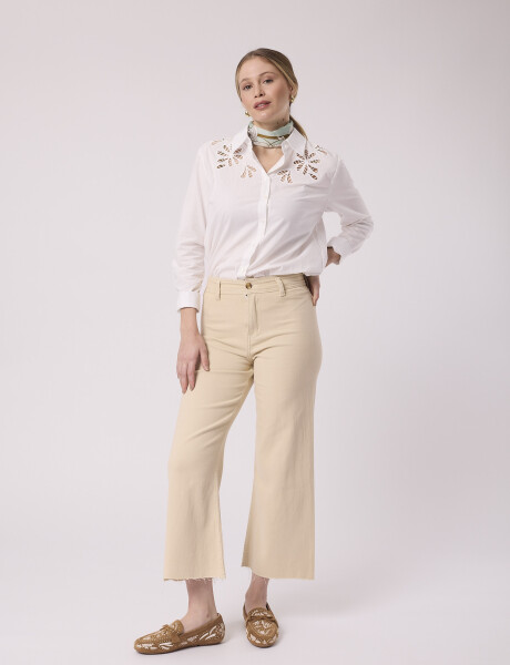 Camisa con bordado blanco