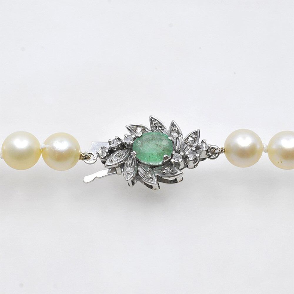 Collar De Perlas De Cultivo De 7.5 a 8 Mm Con Broche en Oro 18 K, Esmeralda Y Diamantes Collar De Perlas De Cultivo De 7.5 a 8 Mm Con Broche en Oro 18 K, Esmeralda Y Diamantes