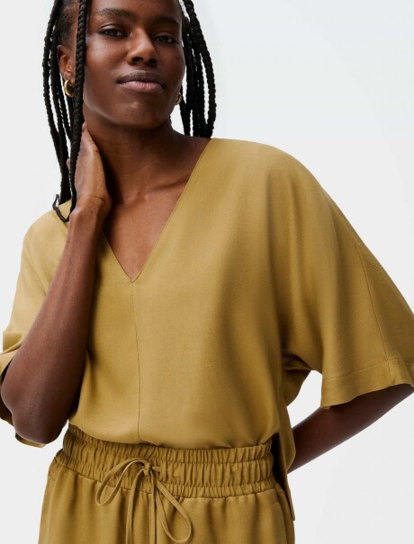 BLUSA CON ESCOTE EN V MARRÓN