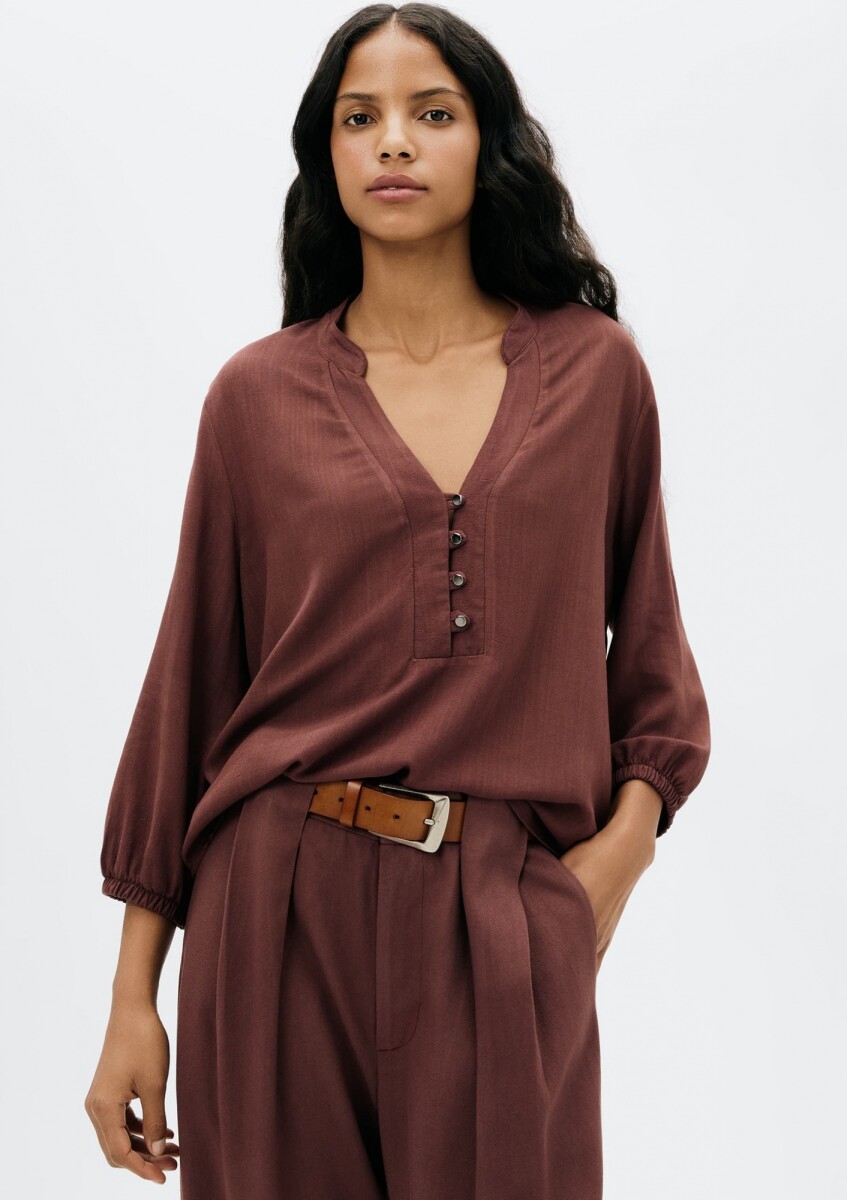 BLUSA ESCOTE V CON BOTONES - MARRÓN 