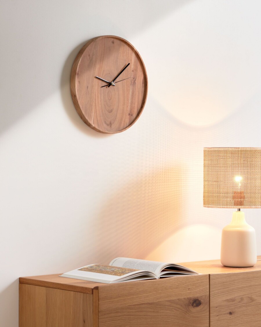 Reloj de pared redondo Zakie de madera maciza de acacia acabado natural Ø 30 cm