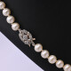 Collar perlas de cultivo y broche oro 18k 2 tonos con brillante y diamantes. Collar perlas de cultivo y broche oro 18k 2 tonos con brillante y diamantes.