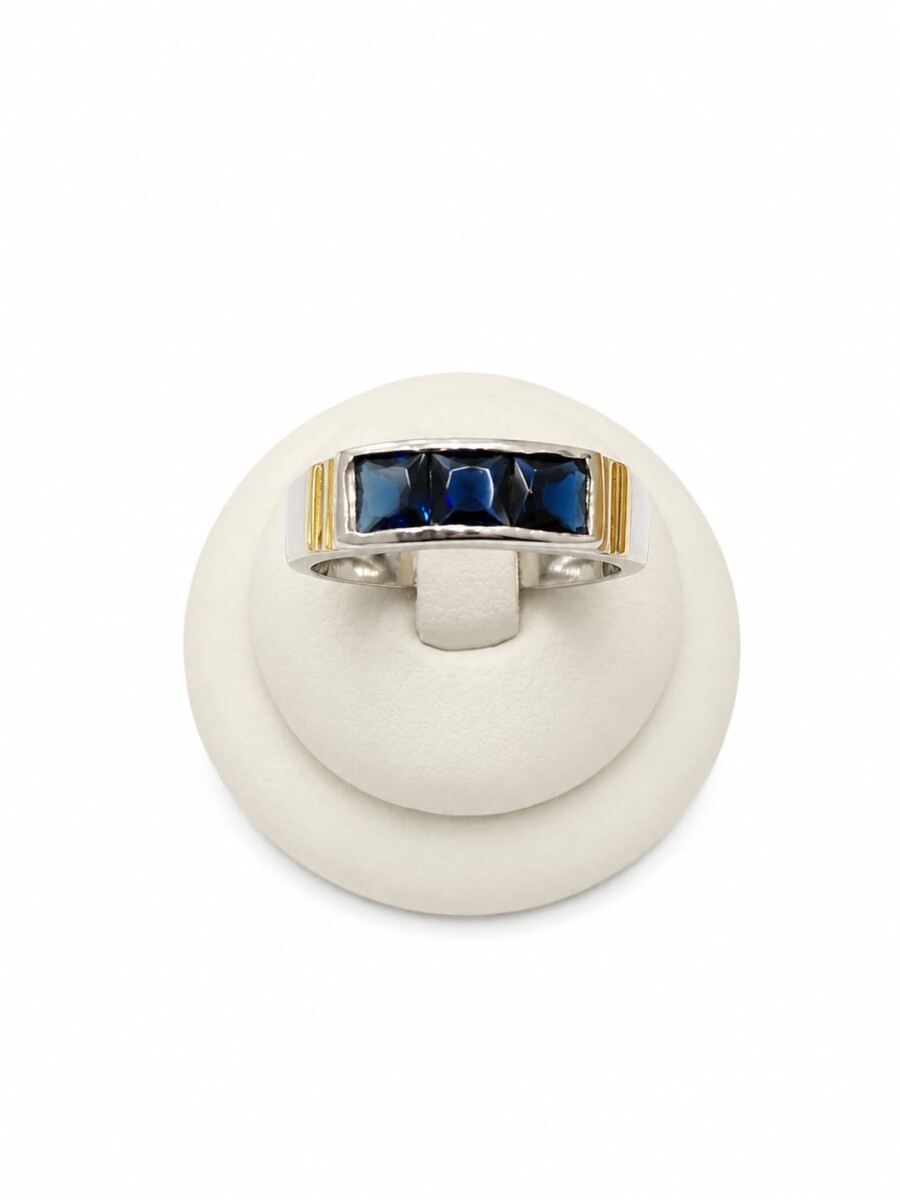 Anillo con tres zirconias azul al centro 