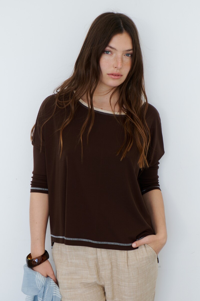 REMERA LIZA MARRON