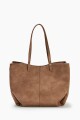 Cartera tote con dijes metálicos beige