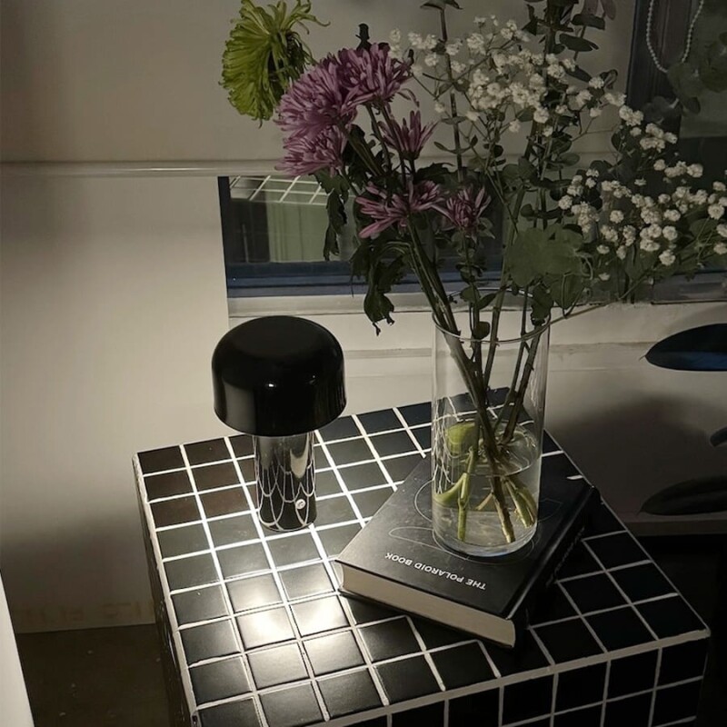 Lampara de mesa recargable USB negro